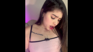 Relaxing masturbation and pussy rubbing in the bedroom while my friends are away💦.